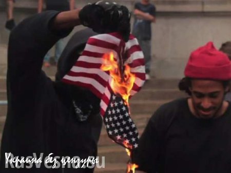 В Вашингтоне митингующие сожгли американский флаг (ВИДЕОФАКТ)