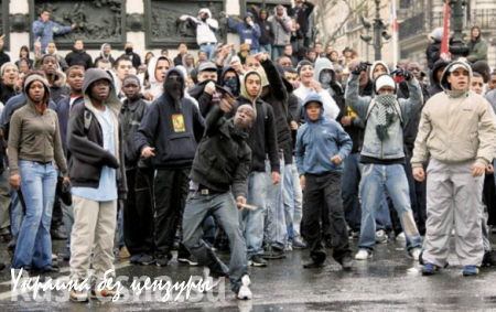 Парижская реальность: чернокожие мигранты избивают французов (ВИДЕО)
