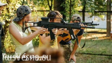 В донецкой школе ребенок волонтеров «АТО» сделал доклад о летнем отдыхе в лагере неонацистов из «Азова»