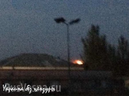 Под Макеевкой прогремел мощный взрыв, на дороге горит автомобиль (ФОТО)