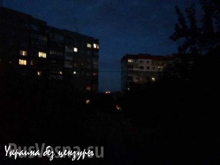 Под Макеевкой прогремел мощный взрыв, на дороге горит автомобиль (ФОТО)