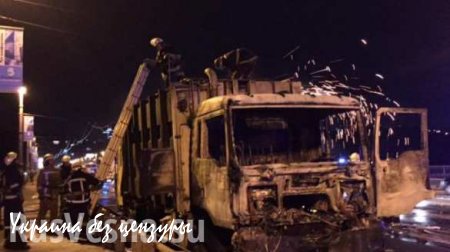 В Киеве на мосту Патона взорвался мусоровоз (ФОТО+ВИДЕО)