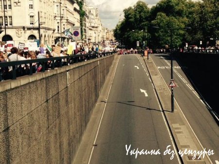 В Лондоне тысячи человек вышли поддержать беженцев