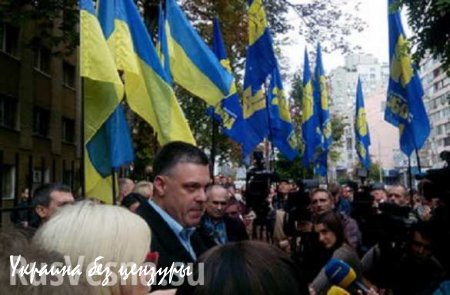 Тягнибок прибыл на очередной допрос: под зданием ГСУ МВД Украины — почти 500 «свободовцев» (ФОТО)