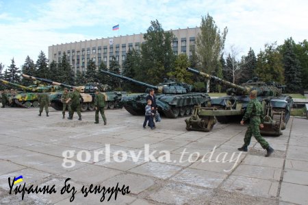 Армия ДНР отмечает «День танкиста», демонстрируя собственную и трофейную технику (ФОТО-ВИДЕОРЕПОРТАЖ)
