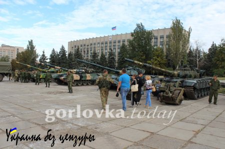 Армия ДНР отмечает «День танкиста», демонстрируя собственную и трофейную технику (ФОТО-ВИДЕОРЕПОРТАЖ)
