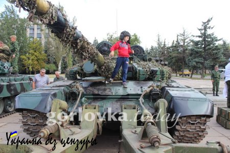 Армия ДНР отмечает «День танкиста», демонстрируя собственную и трофейную технику (ФОТО-ВИДЕОРЕПОРТАЖ)
