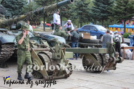 Армия ДНР отмечает «День танкиста», демонстрируя собственную и трофейную технику (ФОТО-ВИДЕОРЕПОРТАЖ)