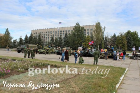 Армия ДНР отмечает «День танкиста», демонстрируя собственную и трофейную технику (ФОТО-ВИДЕОРЕПОРТАЖ)