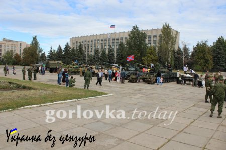 Армия ДНР отмечает «День танкиста», демонстрируя собственную и трофейную технику (ФОТО-ВИДЕОРЕПОРТАЖ)