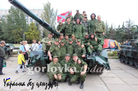 Армия ДНР отмечает «День танкиста», демонстрируя собственную и трофейную технику (ФОТО-ВИДЕОРЕПОРТАЖ)