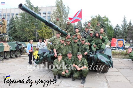 Армия ДНР отмечает «День танкиста», демонстрируя собственную и трофейную технику (ФОТО-ВИДЕОРЕПОРТАЖ)