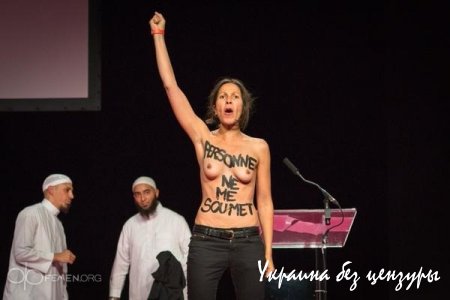 Femen разделись перед мусульманами Парижа и были избиты