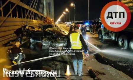 В Киеве на Южном мосту BMW врезался в военный грузовик, погибла женщина (ФОТО)