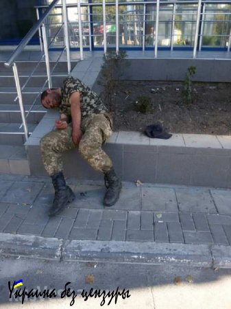 Пьяные военнослужащие ВСУ в Николаеве спят посреди улицы (ФОТОФАКТ)