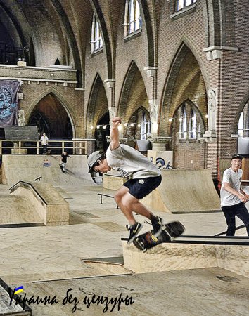 Расхристанная Европа: христианские святыни бегут в Россию