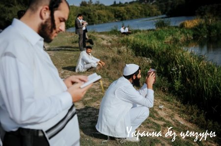 Столб позора во Львове и мега-бюст украинки: фото дня