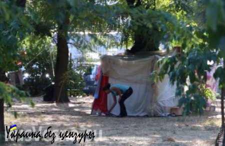 «Синдром затянувшегося майдана» — в центре Одессы разбили полевой лагерь венгерские цыгане, называющие себя «беженцами» из Луганска (ФОТО)