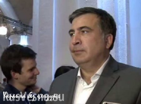 Поведение Саакашвили во время исполнения гимна рассмешило журналистов (ВИДЕО)