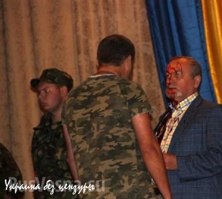 На родине Бандеры правосеки облили юбиляра свиной кровью и сорвали юбилей бывшего соратника Кучмы и Медведчука (ФОТО+ВИДЕО)