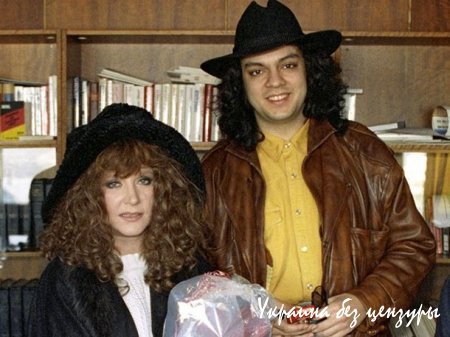 Мальвины и турецкие свитера. Соцсети охватила фото-ностальгия по 90-м