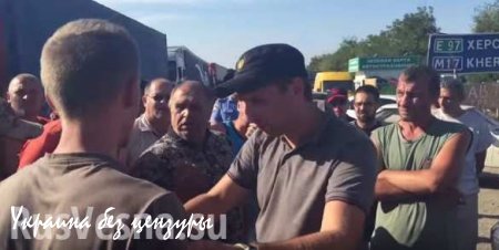 На границе с Крымом Чубаров и Парасюк издеваются над дальнобойщиками (ВИДЕО)