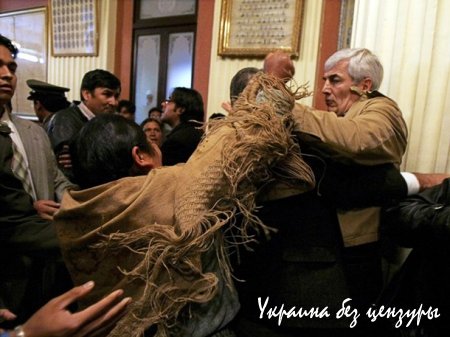 Американское издание собрало фото драк в парламентах разных стран