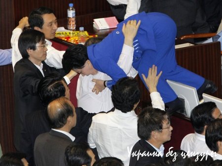 Американское издание собрало фото драк в парламентах разных стран