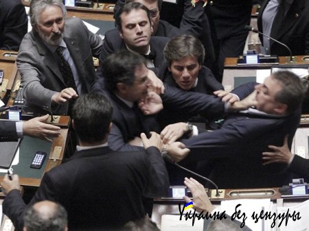 Американское издание собрало фото драк в парламентах разных стран