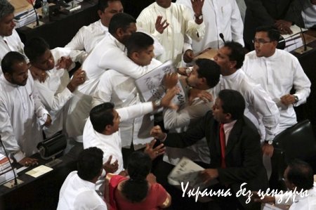 Американское издание собрало фото драк в парламентах разных стран