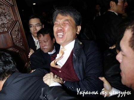 Американское издание собрало фото драк в парламентах разных стран