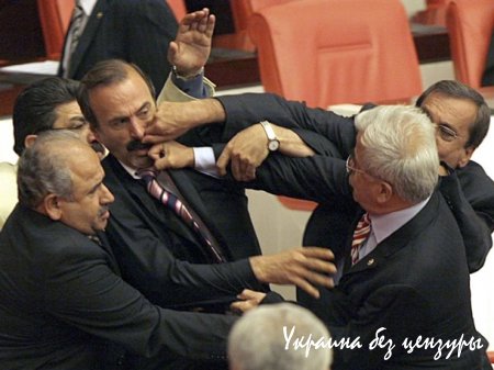 Американское издание собрало фото драк в парламентах разных стран