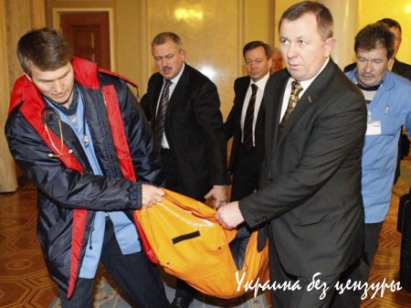 Американское издание собрало фото драк в парламентах разных стран