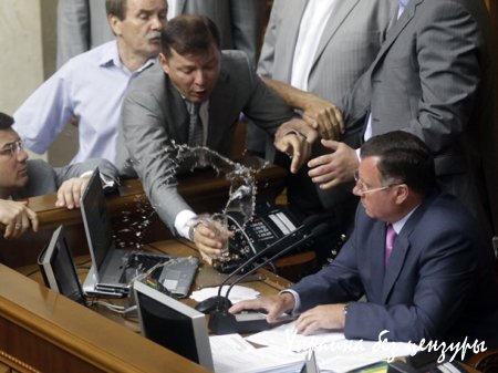 Американское издание собрало фото драк в парламентах разных стран