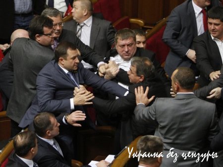 Американское издание собрало фото драк в парламентах разных стран