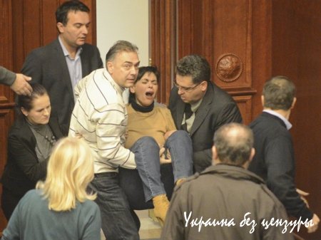 Американское издание собрало фото драк в парламентах разных стран