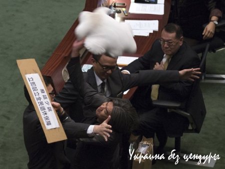 Американское издание собрало фото драк в парламентах разных стран