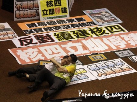 Американское издание собрало фото драк в парламентах разных стран