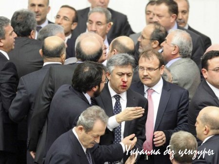 Американское издание собрало фото драк в парламентах разных стран