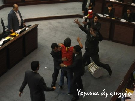 Американское издание собрало фото драк в парламентах разных стран