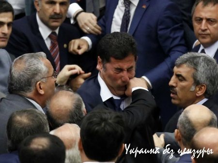 Американское издание собрало фото драк в парламентах разных стран