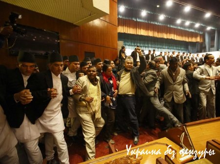 Американское издание собрало фото драк в парламентах разных стран