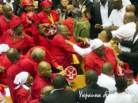 Американское издание собрало фото драк в парламентах разных стран