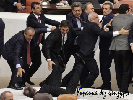 Американское издание собрало фото драк в парламентах разных стран