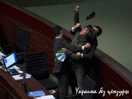 Американское издание собрало фото драк в парламентах разных стран