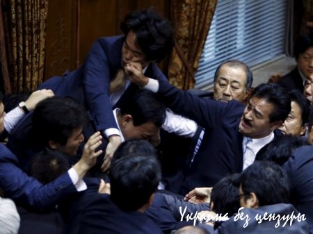 Американское издание собрало фото драк в парламентах разных стран