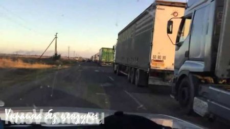 Вооруженные люди угрожают сжечь автомобиль, — дальнобойщик о блокаде Крыма (ВИДЕО)
