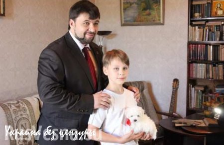 Спикер Народного Совета передал донецкому школьнику щенка в подарок от Главы ДНР 