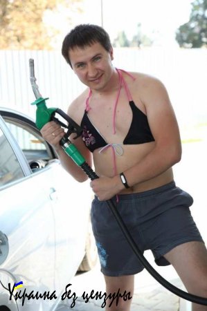 Киевские мужчины позировали в бикини ради бесплатного бензина (ФОТОФАКТ)