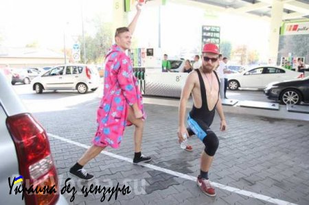 Киевские мужчины позировали в бикини ради бесплатного бензина (ФОТОФАКТ)
